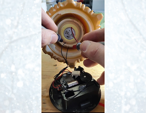 Repair of the motor in the snow globe